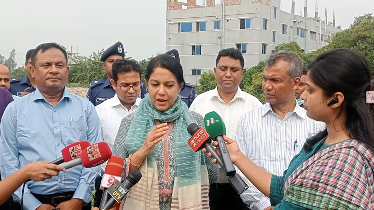 কেরানীগঞ্জের কালিগঞ্জ ও শ্মশানঘাট এলাকা পরিদর্শন শেষে কথা বলছেন উপদেষ্টা সৈয়দা রিজওয়ানা হাসান। ছবি : কালবেলা