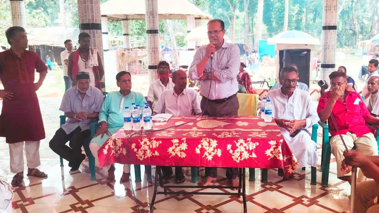 নড়াইলের লোহাগড়ায় সনাতন ধর্মাবলম্বীদের সঙ্গে মতবিনিময় সভায় বক্তব্য দেন ড. ফরিদুজ্জামান ফরহাদ। ছবি : কালবেলা