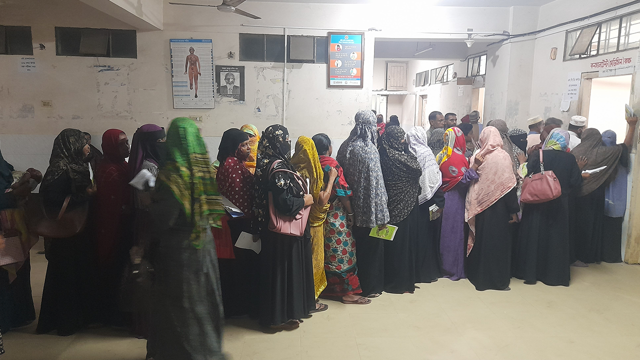 ব্রাহ্মণপাড়া উপজেলা স্বাস্থ্য কমপ্লেক্সের বহির্বিভাগে চিকিৎসা নিতে আসা রোগীদের ভিড়। ছবি : কালবেলা