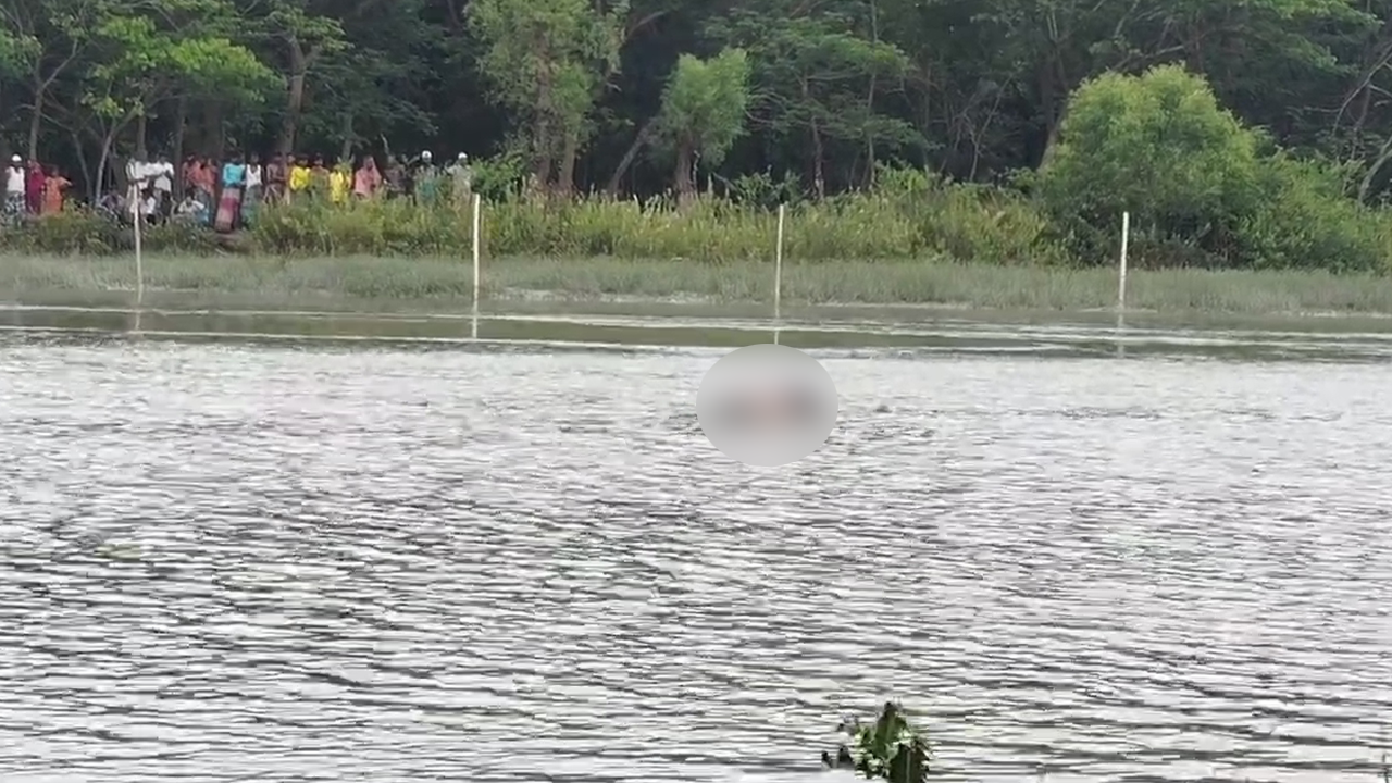 নদীর তীরে উৎসুক জনতার ভিড়। ছবি : কালবেলা