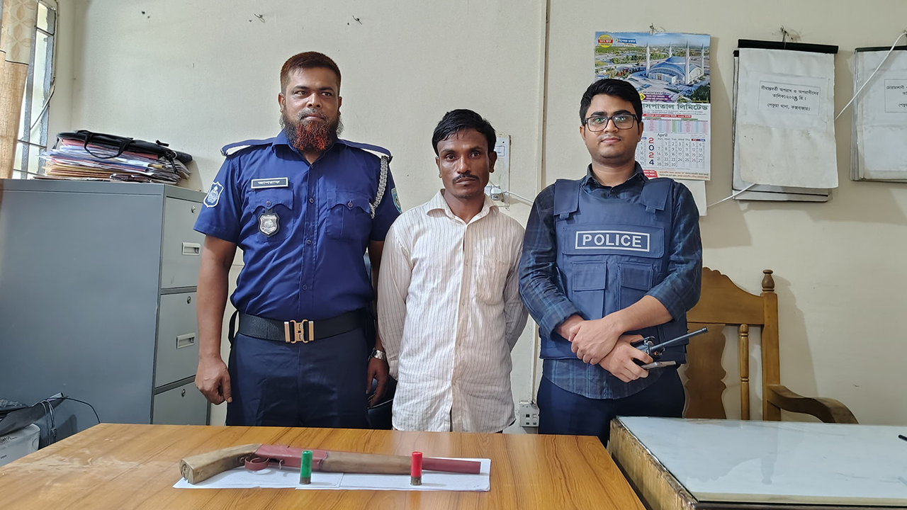 অস্ত্রসহ গ্রেপ্তার মনির উদ্দিন। ছবি : কালবেলা