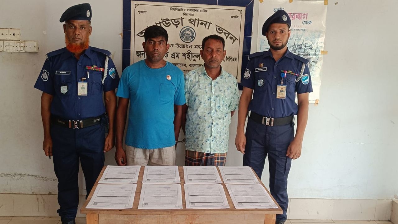 গ্রেপ্তার দুই টিকিটি কালোবাজারি। ছবি : কালবেলা