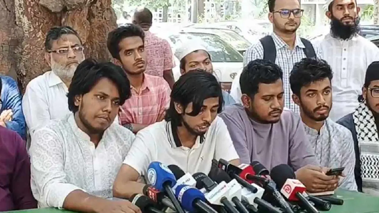 ঢাকা বিশ্ববিদ্যালয়ের মধুর ক্যান্টিনে সংবাদ সম্মেলন করেছে জুলাই ঐক্য। ছবি : কালবেলা