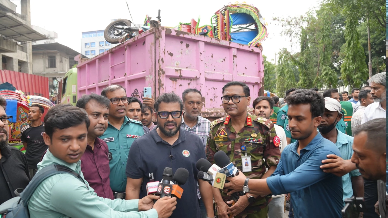 রাজধানীর আসাদগেট এলাকায় ব্যাটারিচালিত অবৈধ রিকশা চলাচল বন্ধে পরিচালিত অভিযানে কথা বলেন ডিএনসিসি প্রশাসক মোহাম্মদ এজাজ। ছবি : কালবেলা