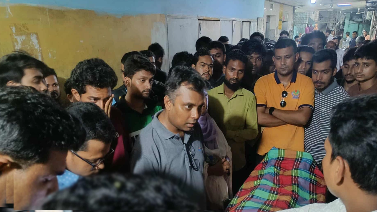 সাম্যের মৃত্যুর খবরে অনেকেই ঢামেকে চলে এসেছেন। ছবি : কালবেলা