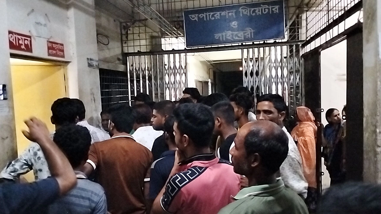 মামুন ও তার সন্তানদের গুরুতর আহত অবস্থায় উদ্ধার করে হাসপাতালে ভর্তি করা হয়েছে। ছবি : সংগৃহীত