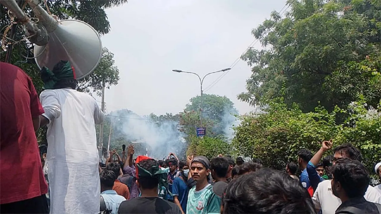 জবি শিক্ষার্থীদের লংমার্চে টিয়ারগ্যাস ও সাউন্ড গ্রেনেড নিক্ষেপ