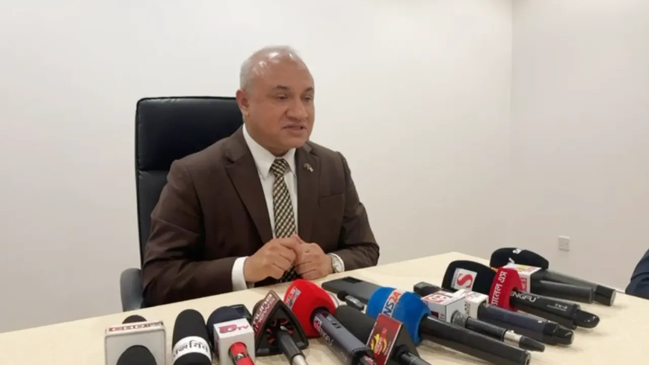 বাংলাদেশ প্রেস ক্লাব কুয়েতের সাংবাদিকদের সঙ্গে মতবিনিময় সভায় কথা বলেন রাষ্ট্রদূত সৈয়দ তারেক হোসেন। ছবি : কালবেলা