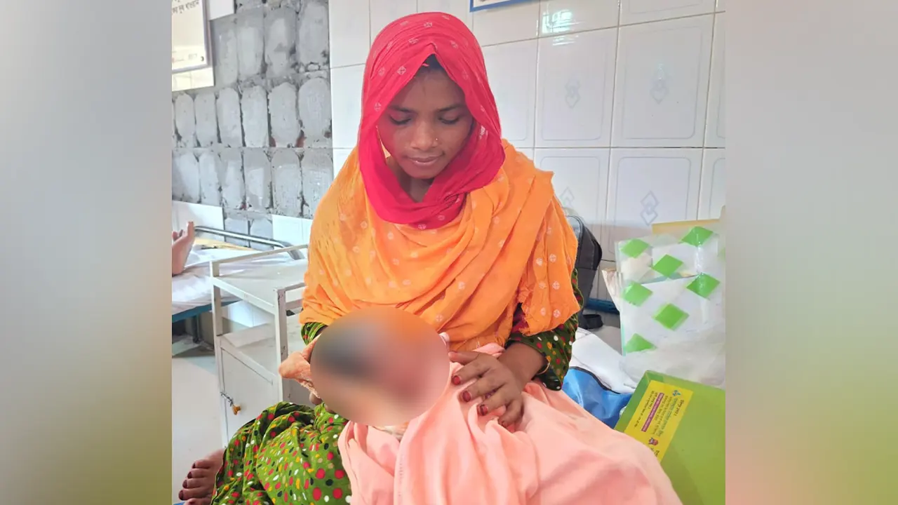নবজাতক সন্তান কোলো হাজেরা খাতুন। ছবি : কালবেলা