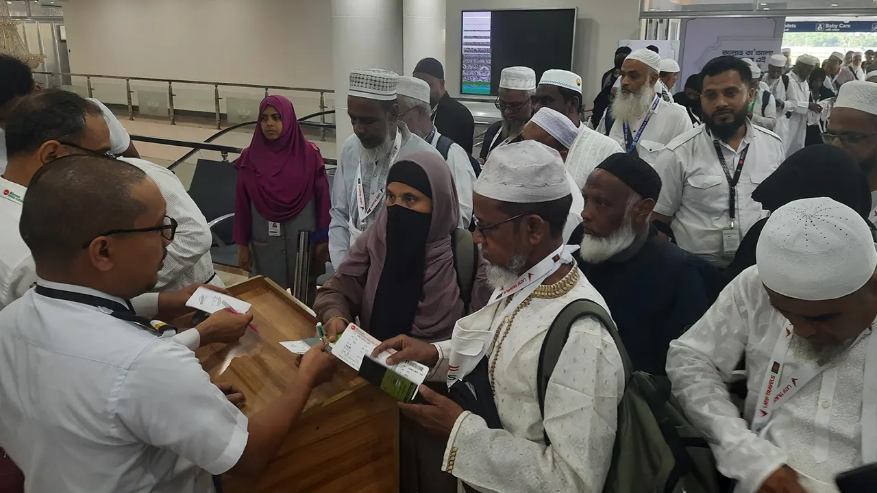সিলেট ওসমানী আন্তর্জাতিক বিমানবন্দরে হজযাত্রীরা। ছবি : কালবেলা