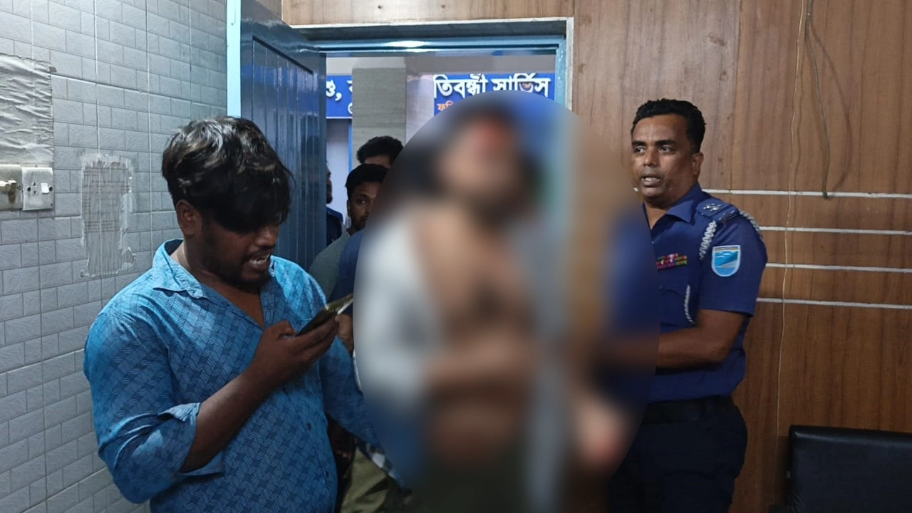ছাত্রলীগ কর্মী আকাশকে মারধর করে পুলিশে দিয়েছে জনতা। ছবি : কালবেলা