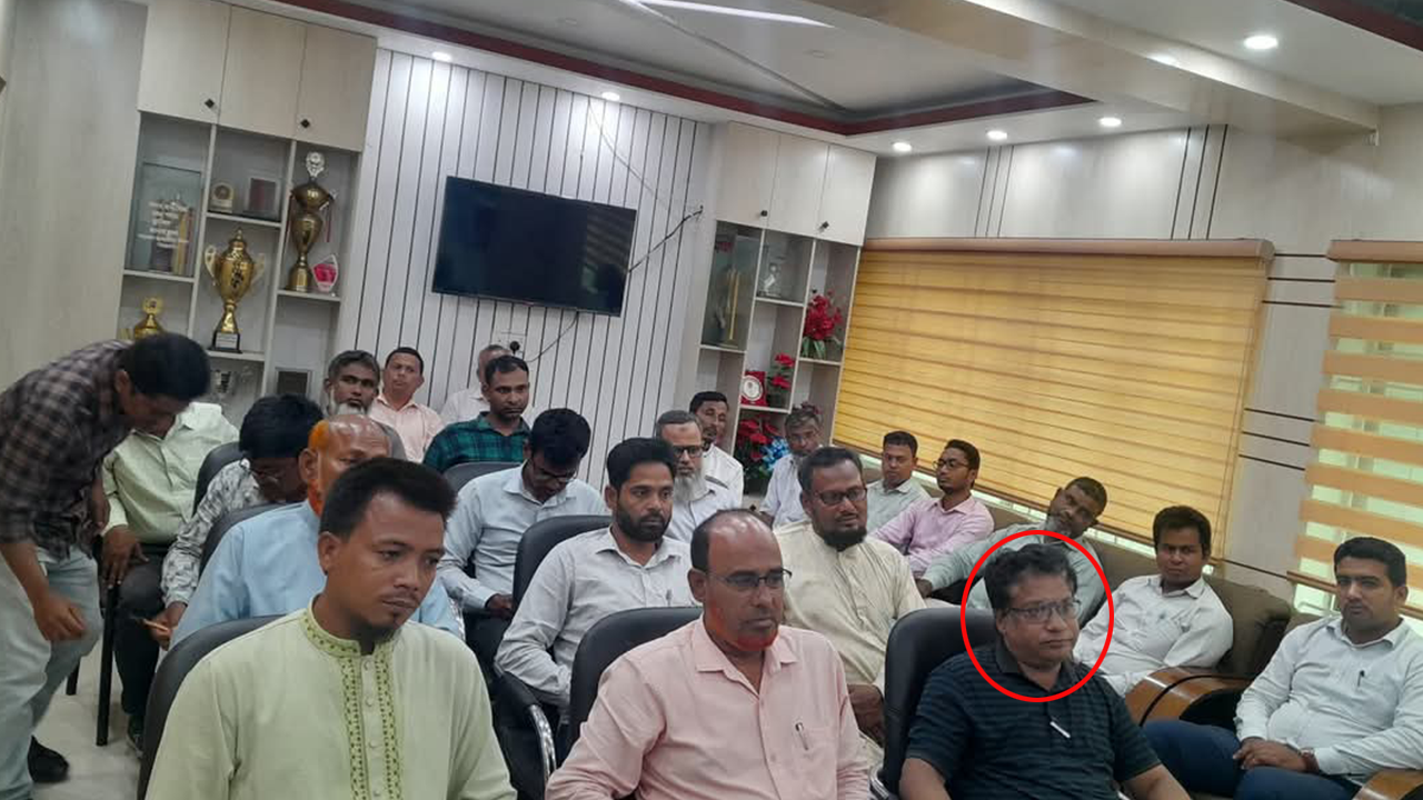 ইউএনওর সভায় আ.লীগ নেতা মো. জাহাঙ্গীর আলম। ছবি : কালবেলা
