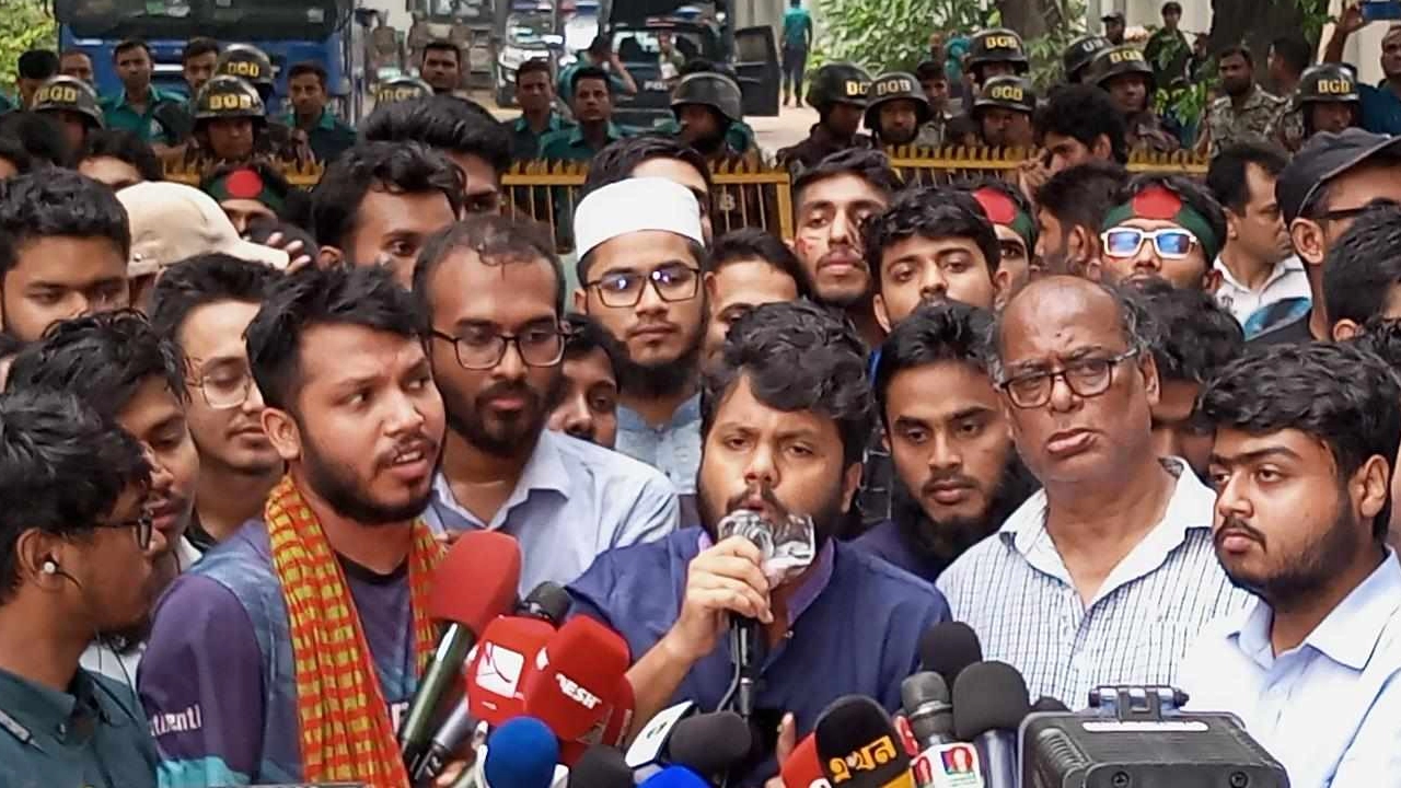 প্রেস ব্রিফিংয়ে কথা বলেন ইনকিলাব মঞ্চের মুখপাত্র শরীফ উসমান হাদী। ছবি : কালবেলা