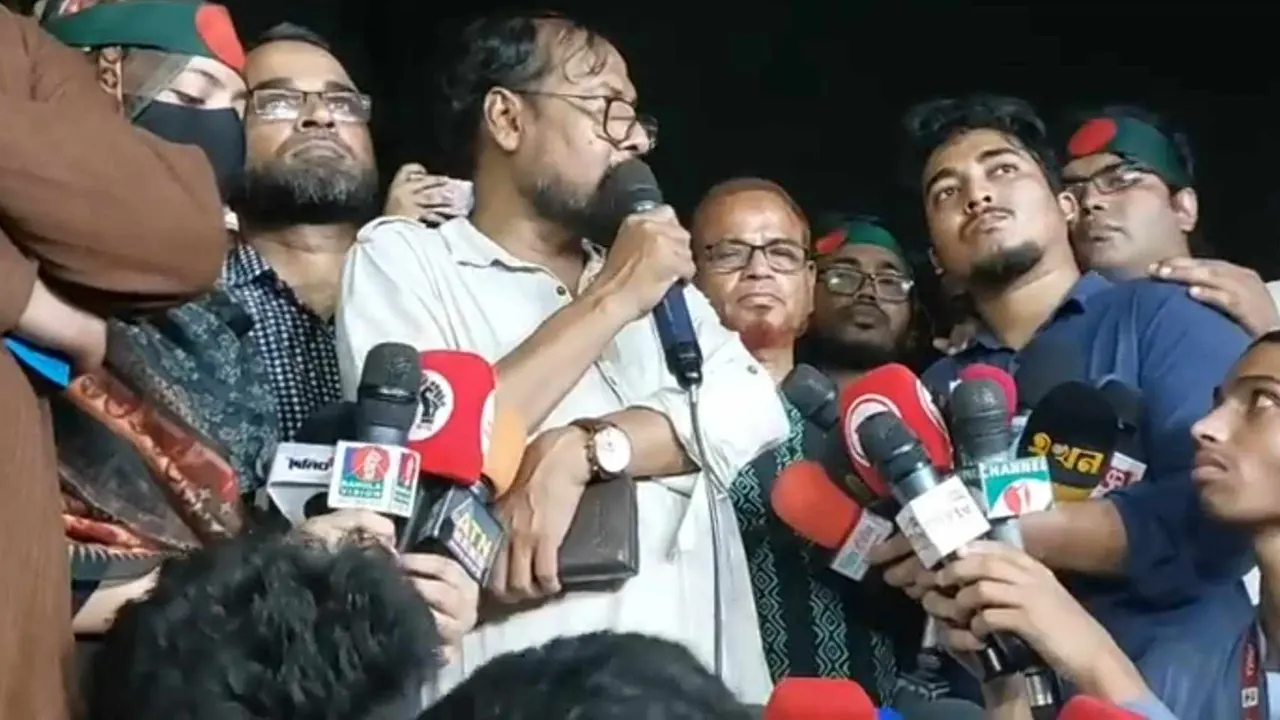 দাবি মানার ঘোষণার পর সাংবাদিকদের সঙ্গে কথা বলেন অধ্যাপক ড. রইছউদ্দীন। ছবি : সংগৃহীত