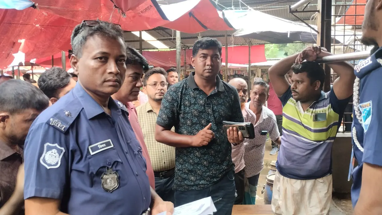 টাঙ্গাইলে গর্ভের বাচ্চাসহ গরু জবাই করে মাংস বিক্রির অভিযোগের অভিযান। ছবি : কালবেলা