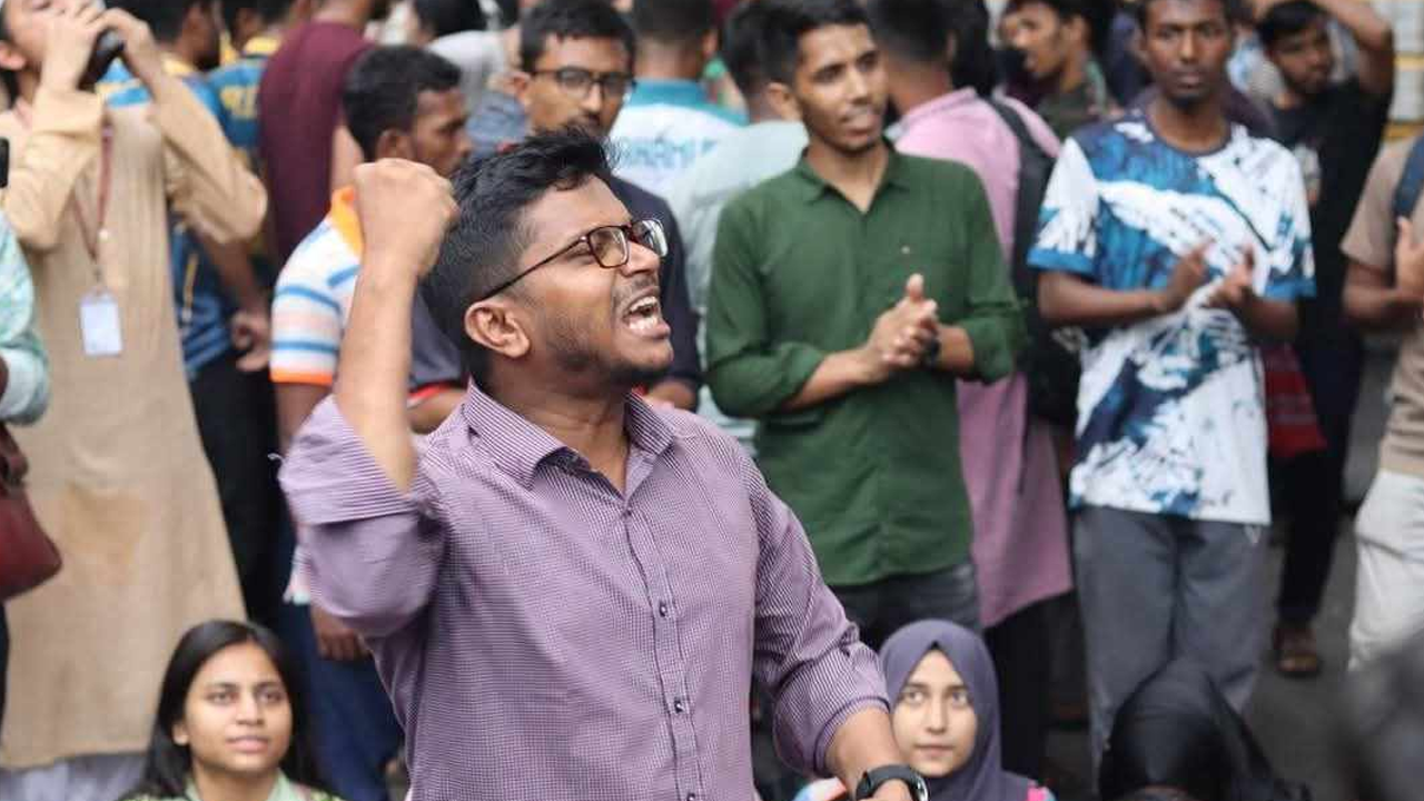 জবি শিক্ষার্থীদের আন্দোলনে স্লোগান দিচ্ছেন এক শিক্ষার্থী। ছবি : কালবেলা