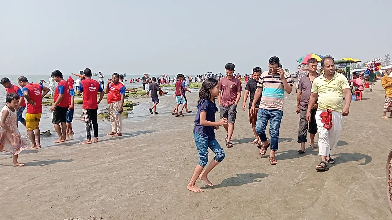 পটুয়াখলীর কুয়াকাটা সমুদ্রসৈকতে ভ্রমণ পিপাসু পর্যটকরা। ছবি : কালবেলা