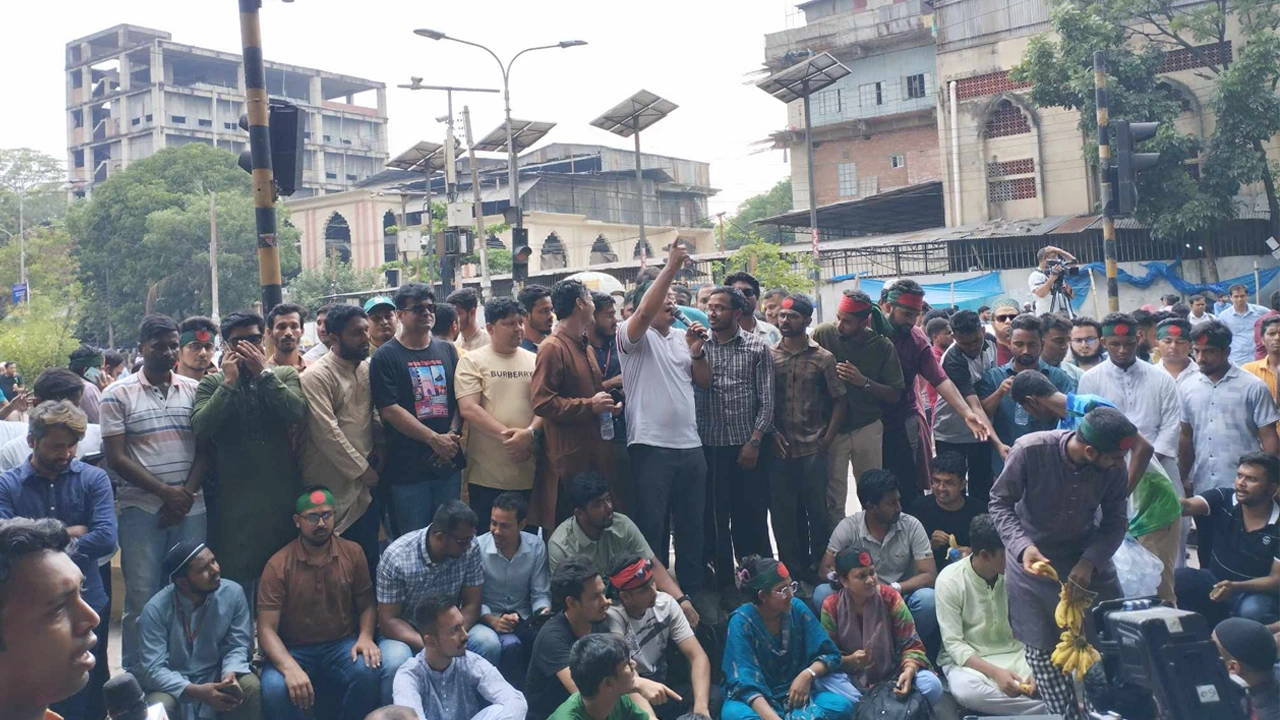 রাজধানীর কাকরাইল মোড়ে সমাবেশ শুরু করেন জগন্নাথ বিশ্ববিদ্যালয়ের শিক্ষার্থীরা। ছবি : কালবেলা