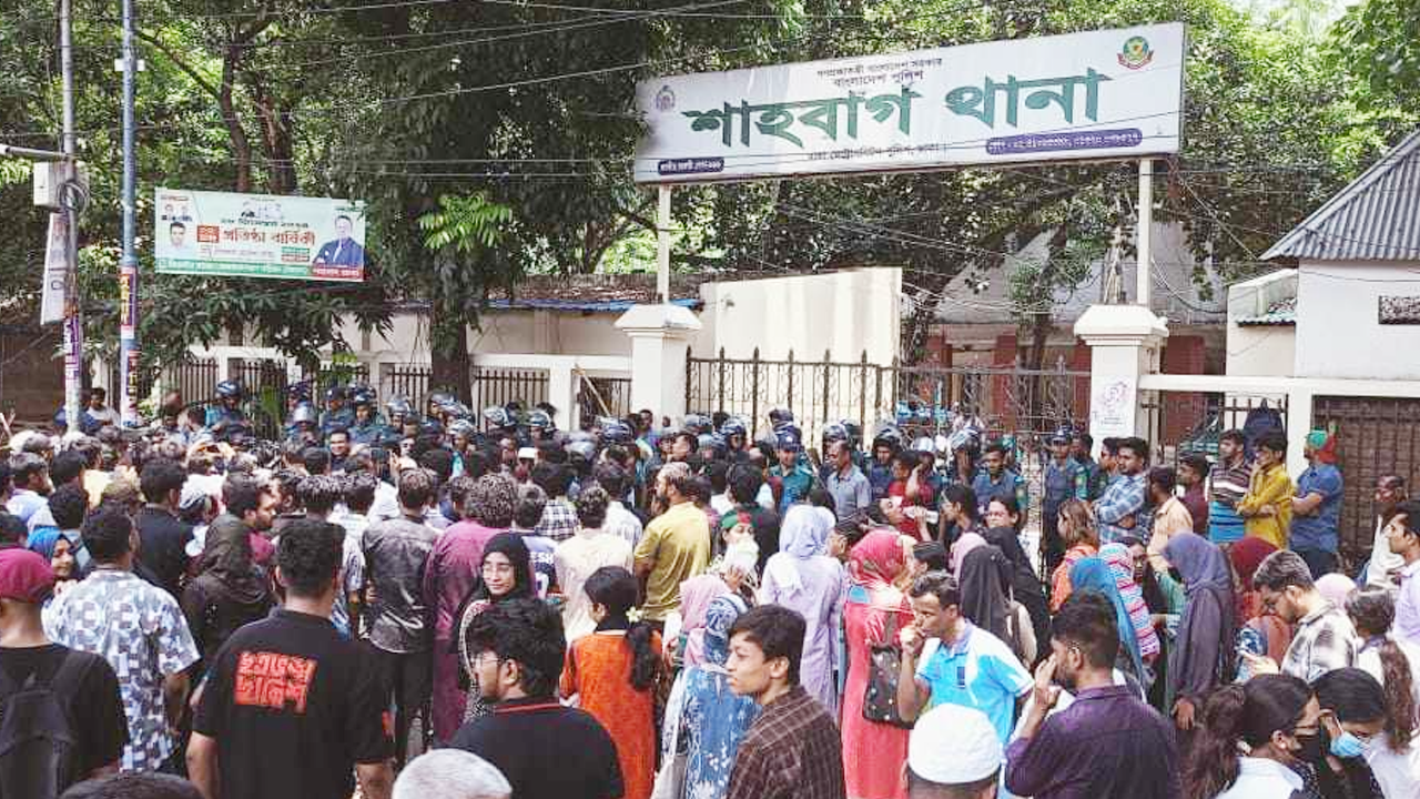 শাহবাগ থানা ঘেরাও করেছেন ঢাবি শিক্ষার্থীরা। ছবি : কালবেলা