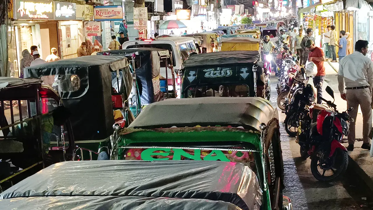 বিভিন্ন যানজটে নাকাল কিশোরগঞ্জ পৌরবাসী। ছবি : কালবেলা