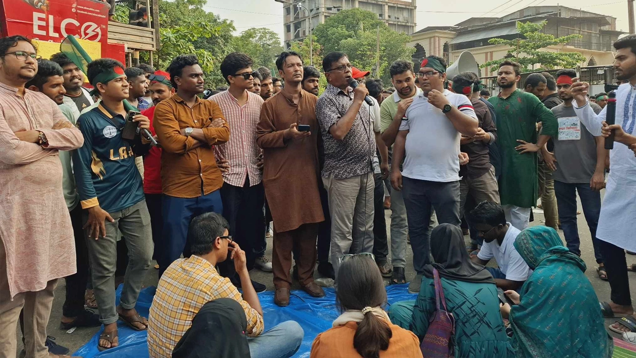 তৃতীয় দিনের মতো কাকরাইল মোড়ে অবস্থান করছেন জবি শিক্ষার্থীরা। ছবি : কালবেলা