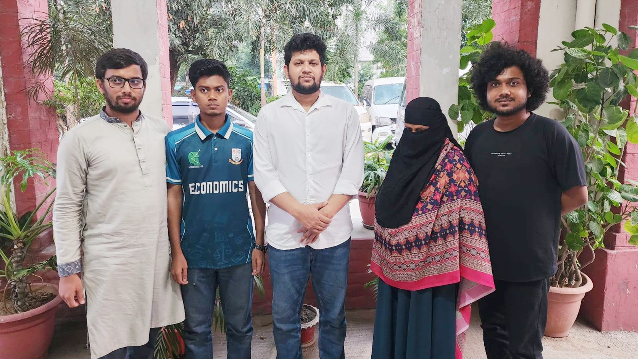 ইশতিয়াক হুসাইন ও তার পরিবারের সদস্যদের সঙ্গে তথ্য উপদেষ্টা মাহফুজ আলম। ছবি : সংগৃহীত