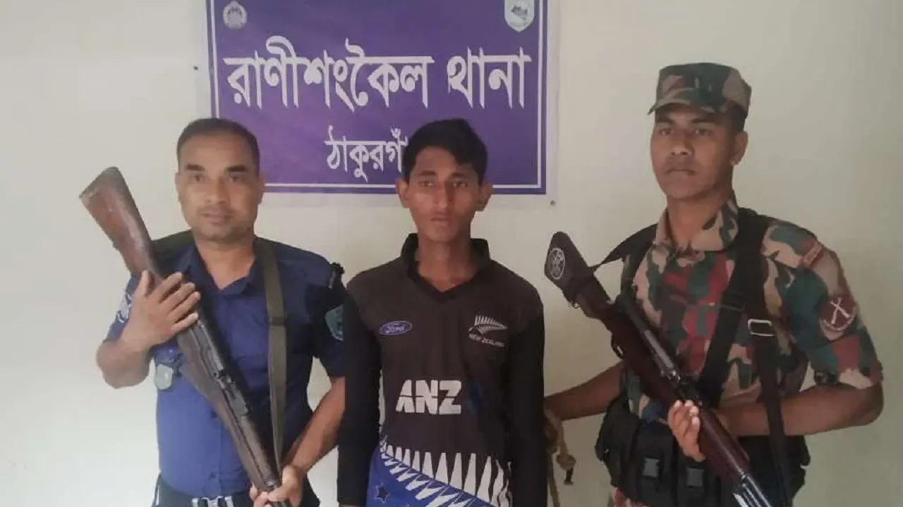 ধর্মগড় সীমান্তের ৩৭১/৮ এস পিলার এলাকা থেকে সজিব হোসেন (১৭) নামে ওই যুবককে আটক করে বিজিবি। ছবি : কালবেলা