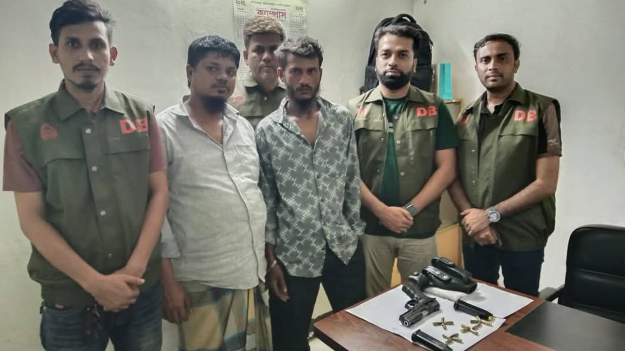 ফরিদগঞ্জ থানার এসআইয়ের অস্ত্র চুরির ঘটনায় দুজনকে আটক করা হয়েছে। ছবি : কালবেলা