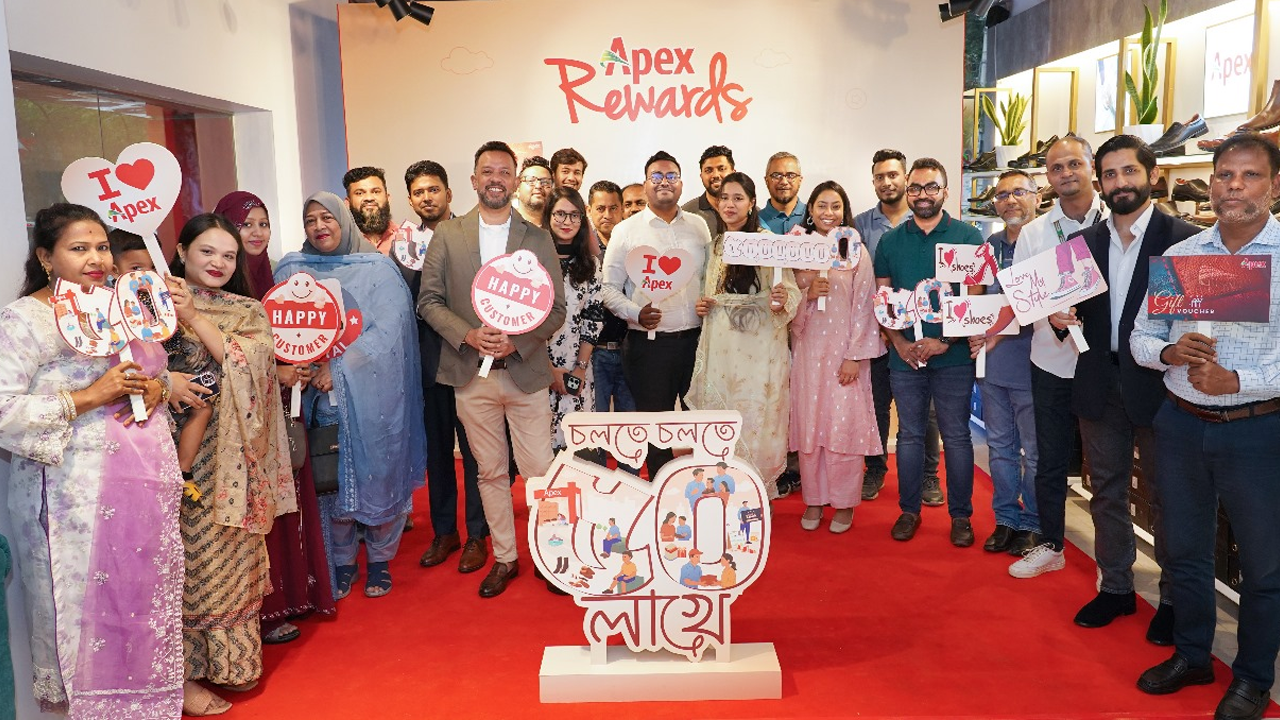 ৫০ লাখ এপেক্স রিওয়ার্ডস মেম্বারের মাইলফলক উদযাপন অনুষ্ঠানে অতিথিরা। ছবি : সৌজন্য
