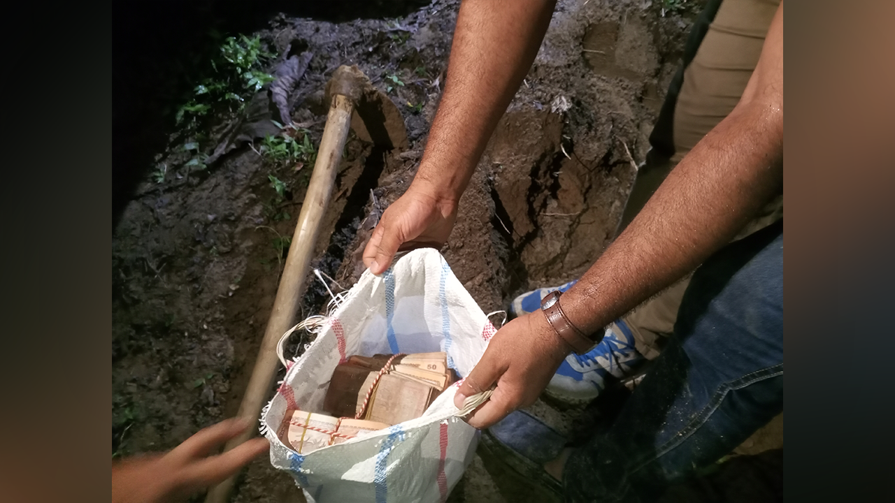 মাটি খুঁড়তেই মিলল ডাকাতির বান্ডেল বান্ডেল টাকা