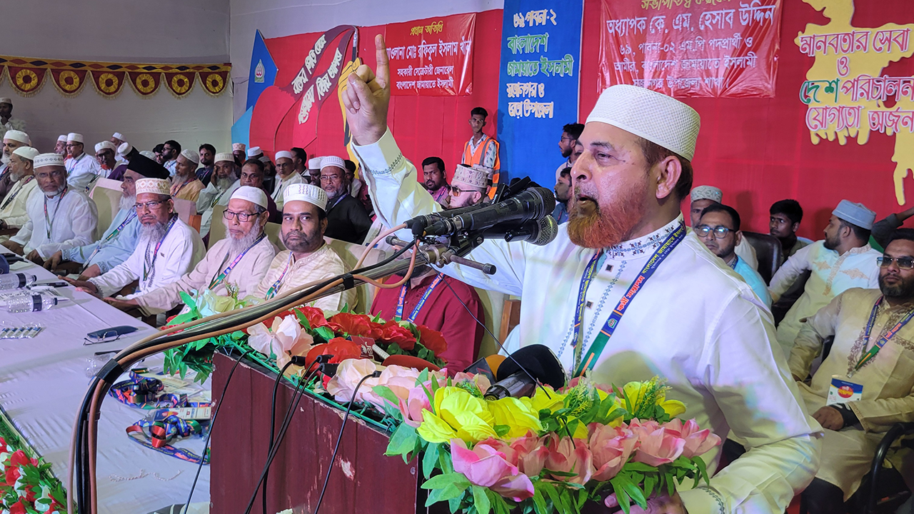 পাবনায় জামায়াতের কর্মী সম্মেলনে বক্তব্য দেন মাওলানা রফিকুল ইসলাম। ছবি : কালবেলা
