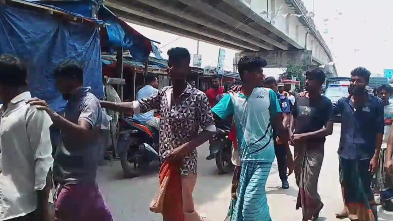 নিষেধাজ্ঞা উপেক্ষা করে মাছ শিকারের দায়ে ১৪ জেলে আটক করে জরিমানা ও মুচলেকা দিয়ে ছেড়ে দেওয়া হয়। ছবি : কালবেলা