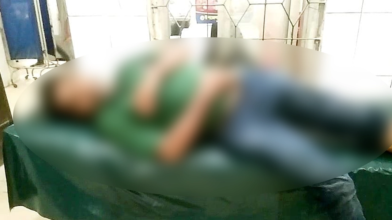 চিত্র সাংবাদিক মো. উজ্জ্বল হোসেনকে উদ্ধার করে হাসপাতালে ভর্তি করা হয়েছে। ছবি : কালবেলা