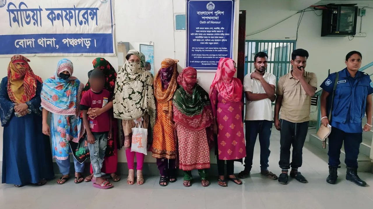ভারত থেকে পুশইন করা ১১ জনকে থানায় হস্তান্তর করাি হয়। ছবি : কালবেলা