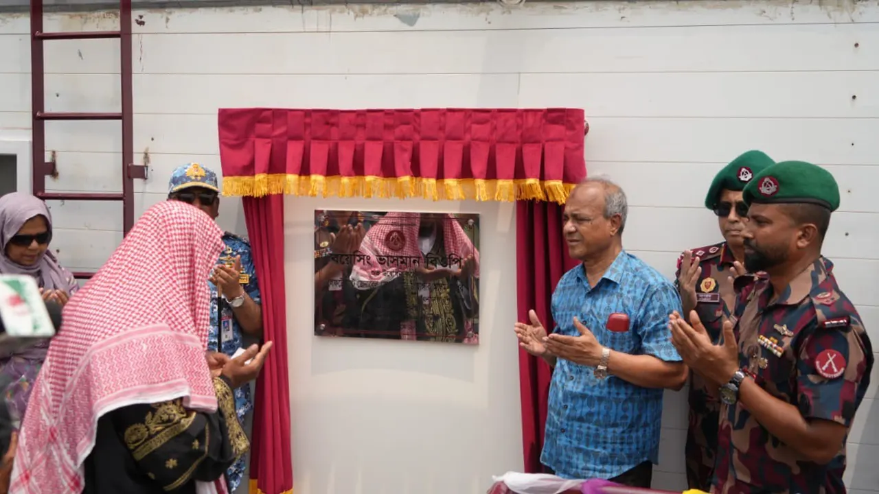 ‘বয়েসিং ভাসমান বিওপি’ উদ্বোধন শেষে মোনাজাত করেন স্বরাষ্ট্র উপদেষ্টা মো. জাহাঙ্গীর আলম চৌধুরী। ছবি : কালবেলা