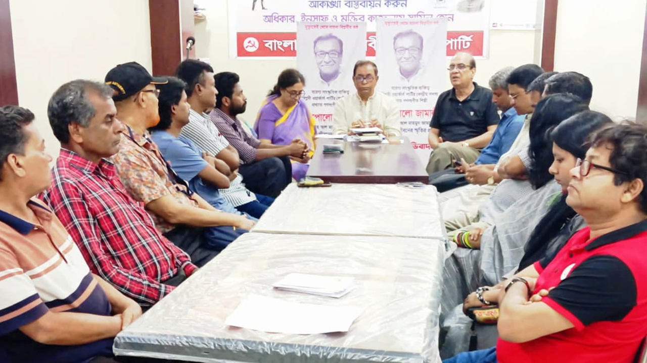 রাজধানীর সেগুনবাগিচায় সংহতি মিলনায়তনে এক সভায় বক্তব্য দেন বিপ্লবী ওয়ার্কার্স পার্টির সাধারণ সম্পাদক সাইফুল হক। ছবি : কালবেলা