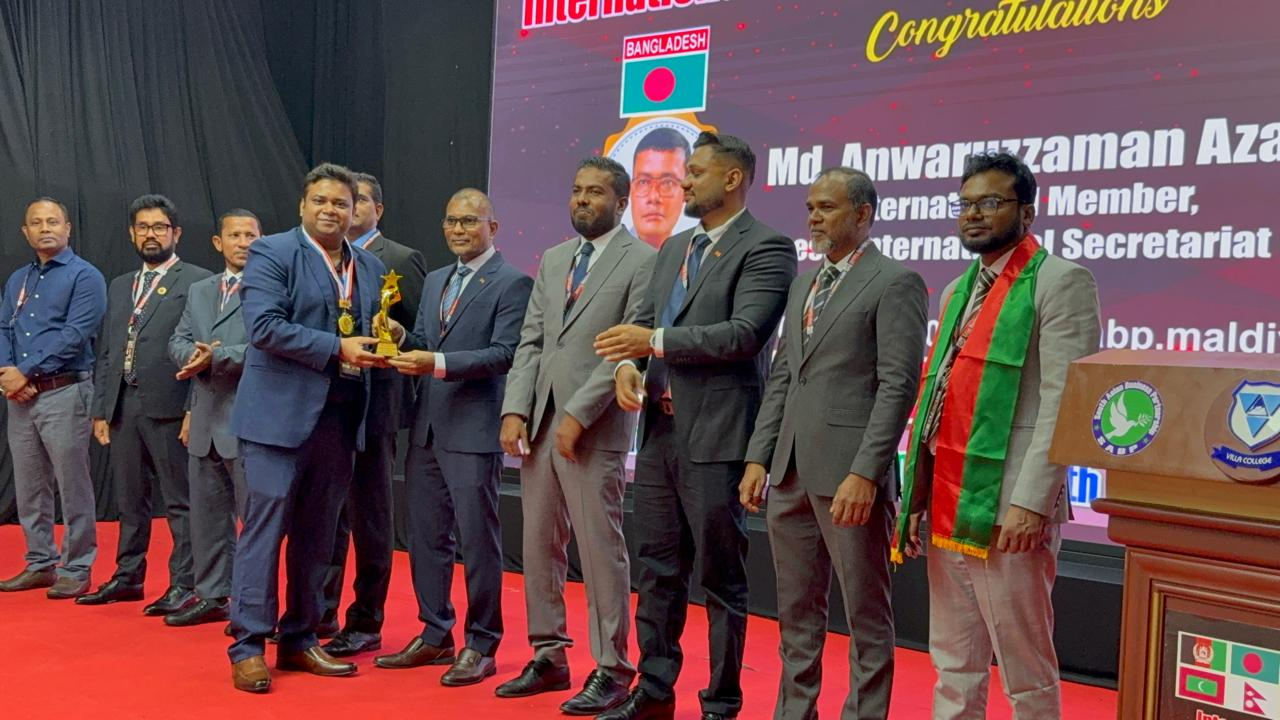 অ্যাওয়ার্ড গ্রহণকালে সাংবাদিক ও কনটেন্ট নির্মাতা ইমরুল কাওসার। ছবি : সংগৃহীত