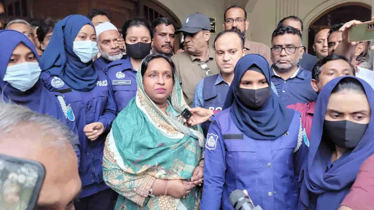 গ্রেপ্তারের পর সেলিনা হায়াৎ আইভী। পুরোনো ছবি
