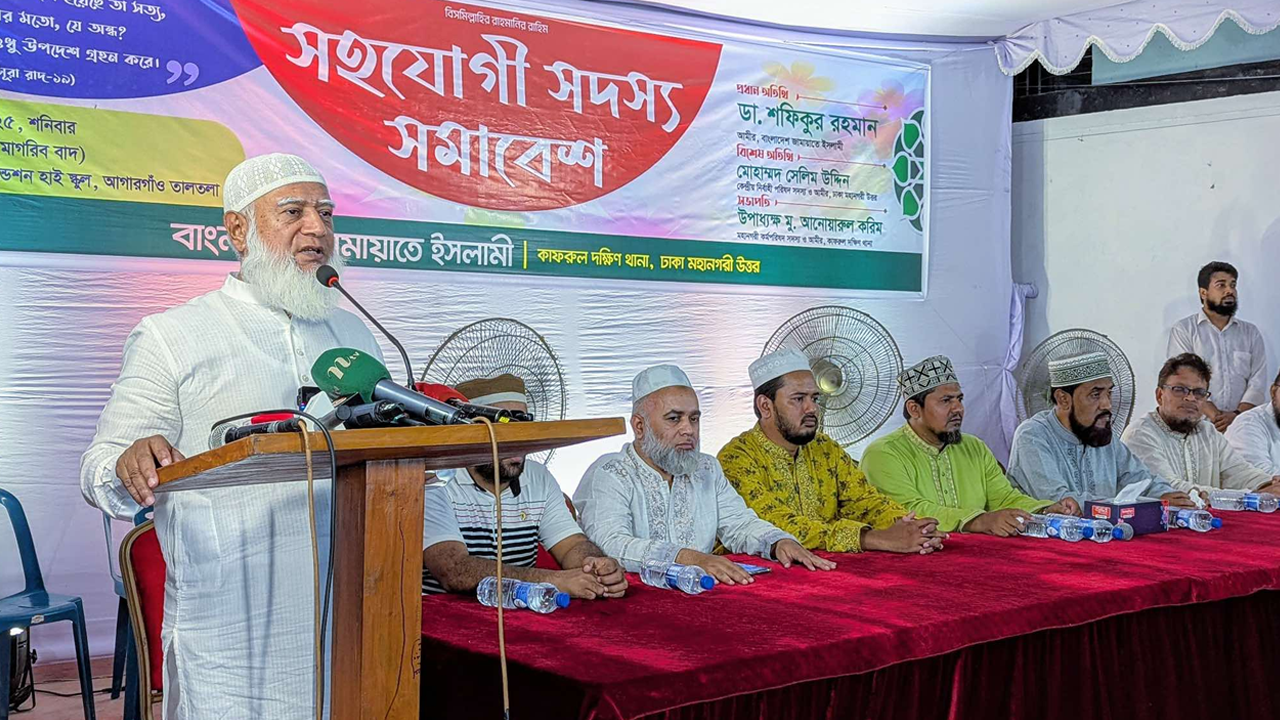 রাজধানীর কাফরুলের তালতলা হালিম ফাউন্ডেশন স্কুল মাঠে এক সমাবেশে বক্তব্য দেন জামায়াত আমির ডা. শফিকুর রহমান। ছবি : কালবেলা