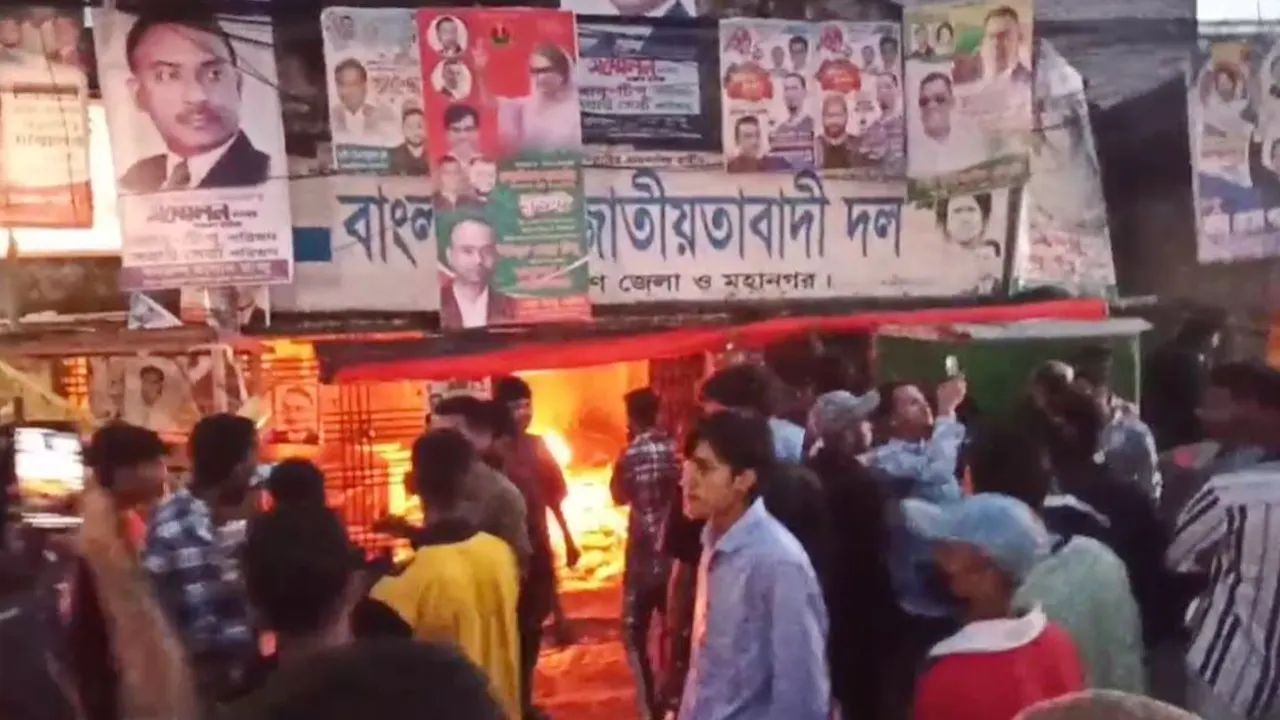 কুমিল্লা বিএনপির দক্ষিণ জেলা ও মহানগর কার্যালয়ে অগ্নিসংযোগ, ভাঙচুর এবং ককটেল বিস্ফোরণের ঘটনা ঘটে। ছবি : কালবেলা 