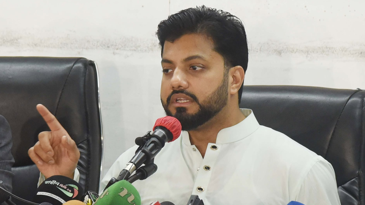 সংবাদ সম্মেলনে ইশরাক হোসেন। ছবি : কালবেলা