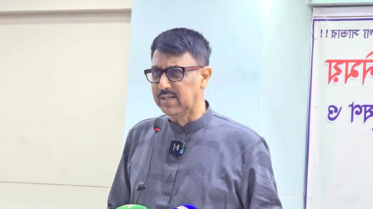মতবিনিময় সভায় বক্তব্য রাখছেন সাবেক সংসদ সদস্য ডা. সালাউদ্দিন বাবু ছবি : কালবেলা