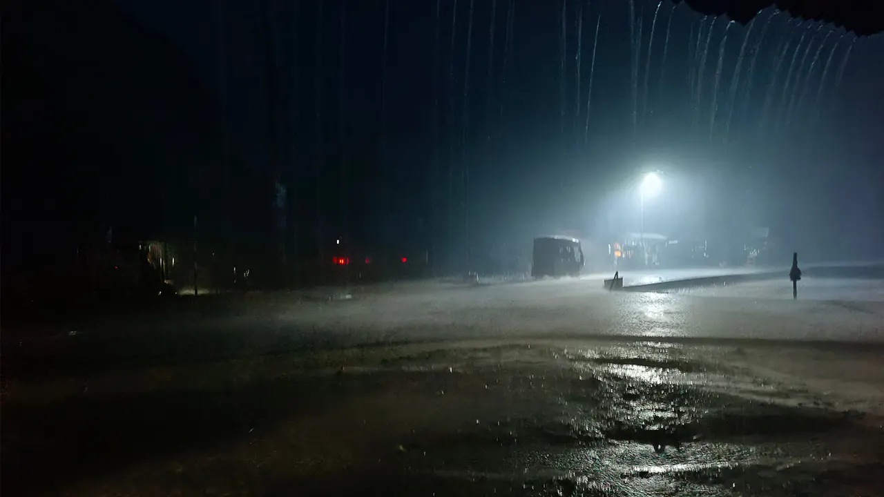 মেহেরপুরে কালবৈশাখী ঝড়ের প্রভাবে বৃষ্টিপাত। ছবি : কালবেলা