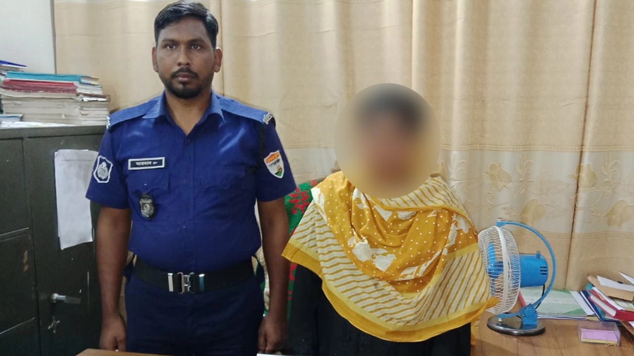 নারী মাদককারবারিকে আটক করেছে পুলিশ। ছবি : কালবেলা