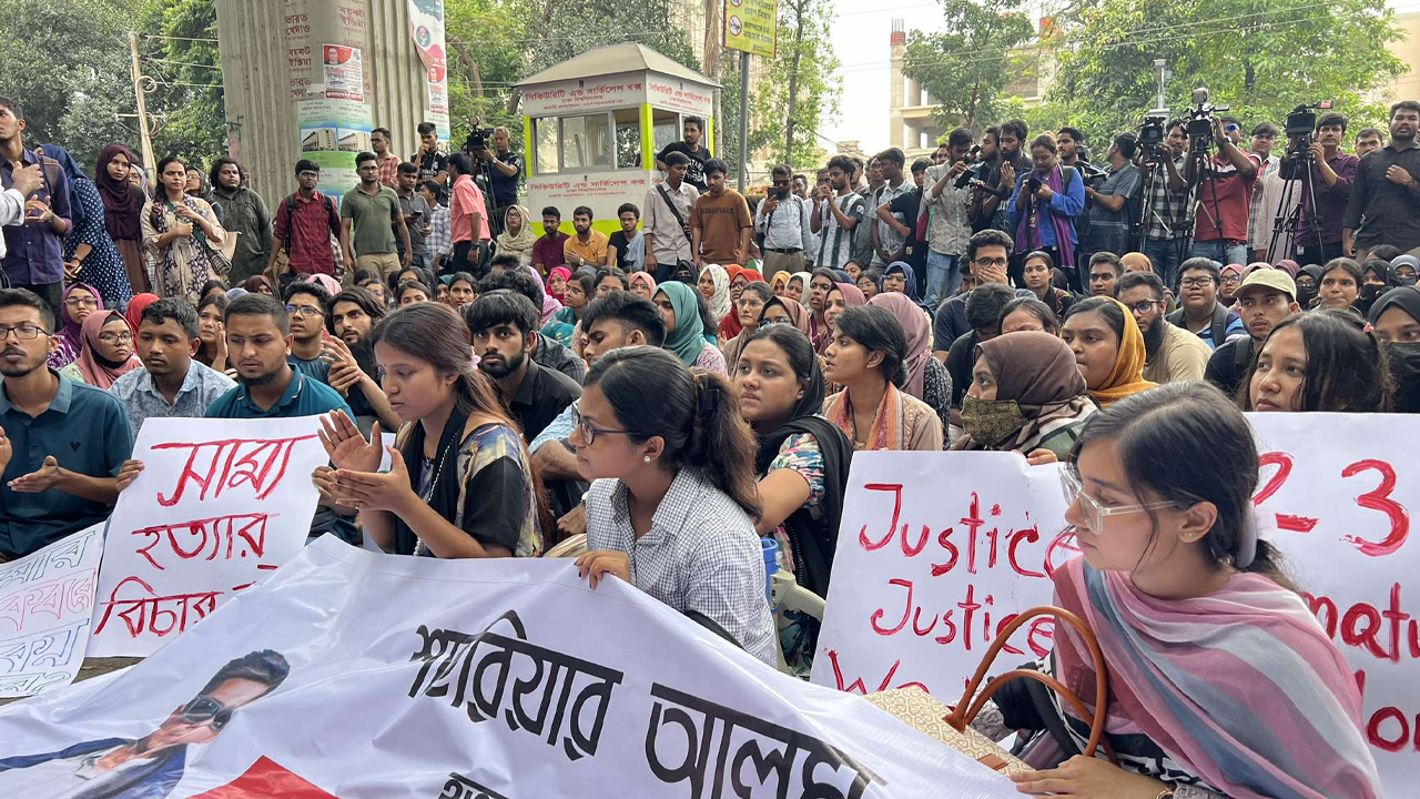 শাহবাগ থানার সামনে ঢাবি শিক্ষার্থীদের বিক্ষোভ। ছবি : কালবেলা