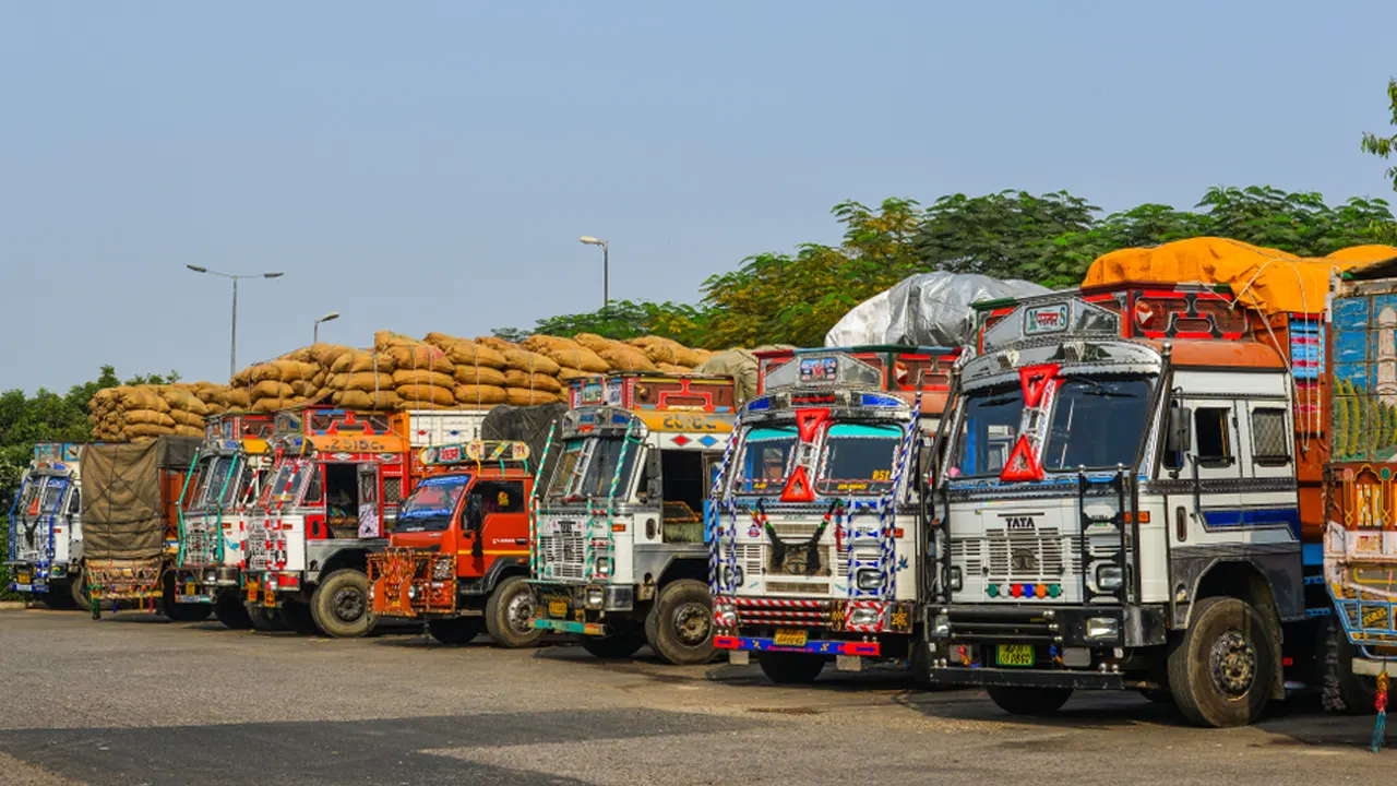 স্থলপথে পণ্য পরিবহনের প্রতীকী ছবি।