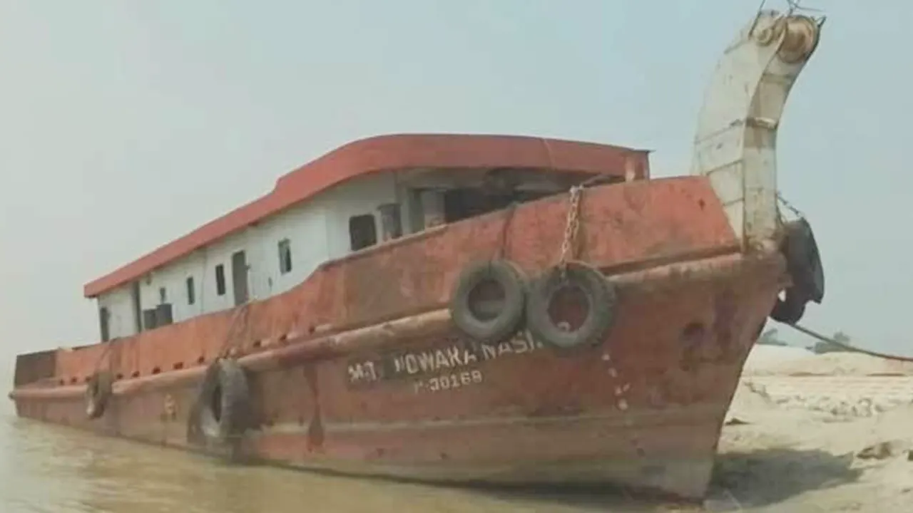 যমুনা নদীর তীরে ভেড়ানো ট্যাগবোট জাহাজ। ছবি : কালবেলা