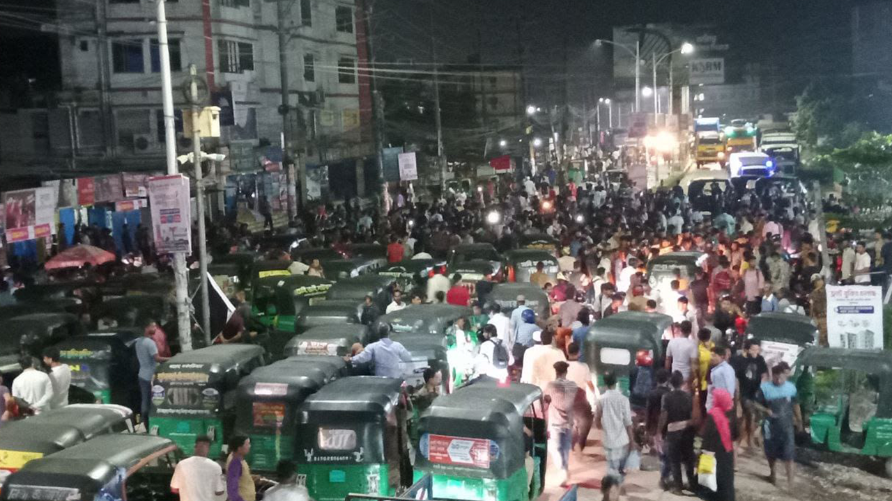 শিক্ষককে হেনস্তার প্রতিবাদে সড়ক অবরোধ করেন শিক্ষার্থীরা। ছবি : কালবেলা