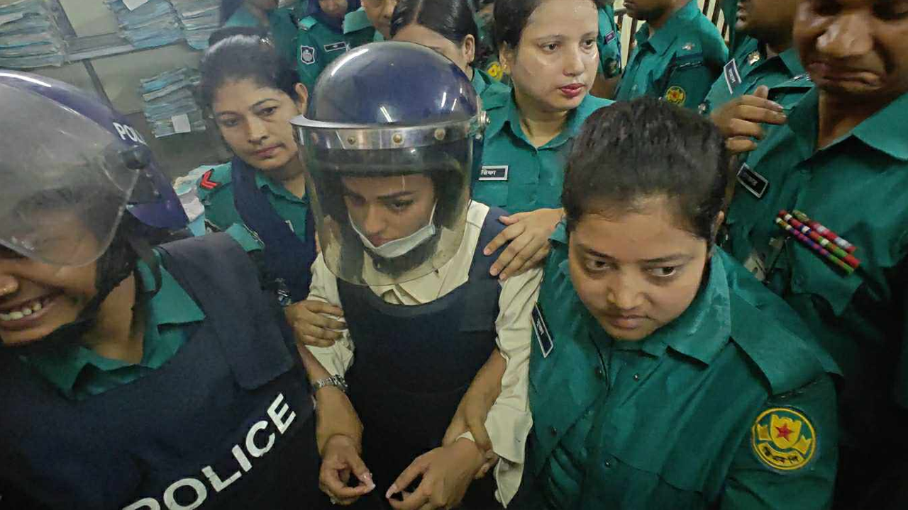 আদালতে তোলা হয় নুসরাত ফারিয়াকে। ছবি : সংগৃহীত