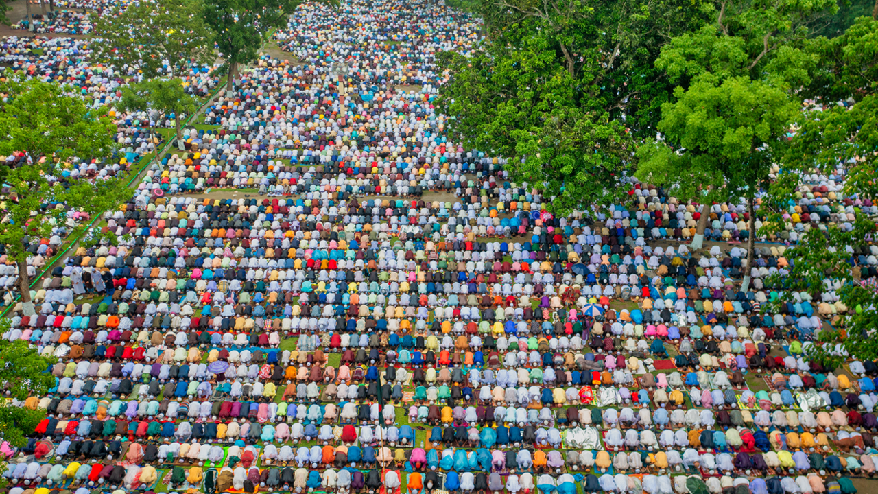 কিশোরগঞ্জের ঐতিহাসিক শোলাকিয়া ঈদগাহে ঈদের জামাতে মুসল্লিরা। পুরোনো ছবি